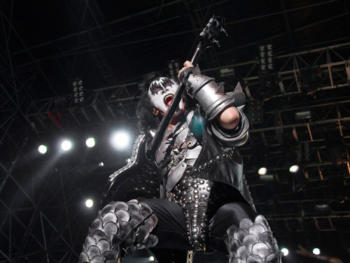 The greatest show on earth... Kiss!