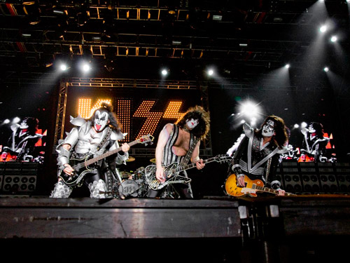 The greatest show on earth... Kiss!