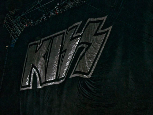 The greatest show on earth... Kiss!