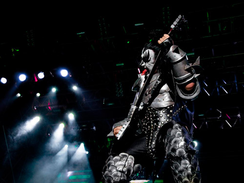 The greatest show on earth... Kiss!