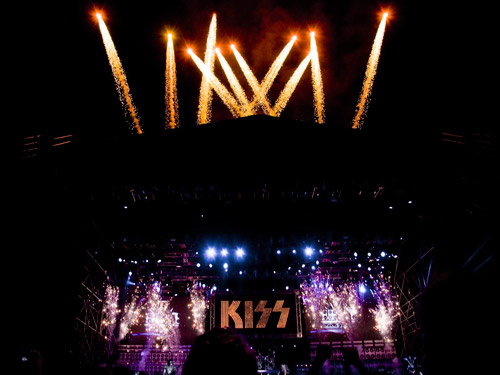 The greatest show on earth... Kiss!