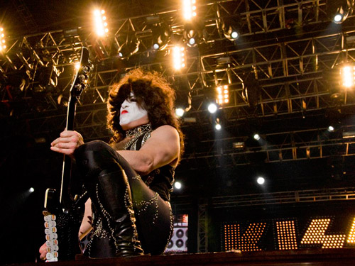 The greatest show on earth... Kiss!