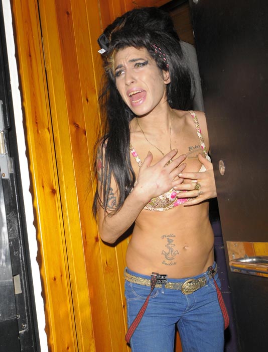 Se le espichó un seno a Amy Winehouse