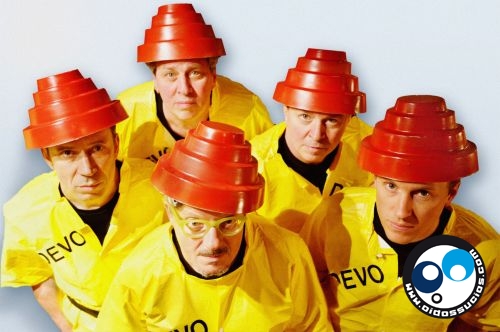 Devo invita a Charlie Sheen a unirse a la banda