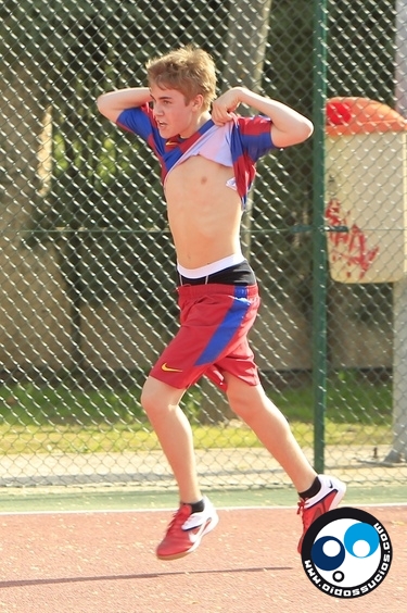 Video: Justin Bieber jugando fútbol en España con una camiseta del Barça