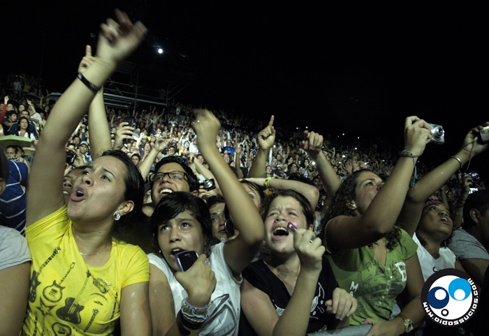 Calle 13 en Caracas: Ritmo urbano y líricas sociales