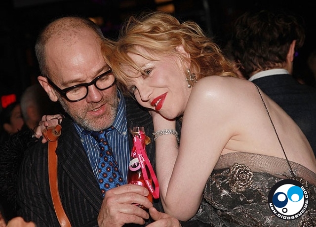 Foto: Courtney Love acurrucada con Michael Stipe