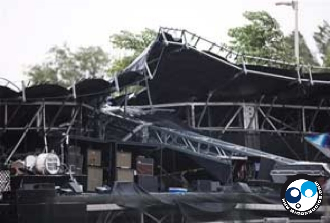 VIDEO: Se derrumba la tarima en un concierto de rock en Canadá  