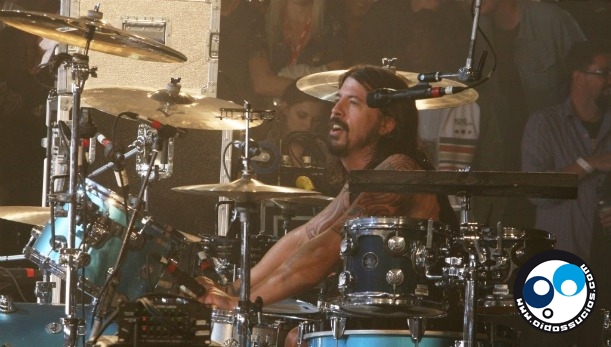 Video: Dave Grohl se monta a tocar batería con Cage The Elephant