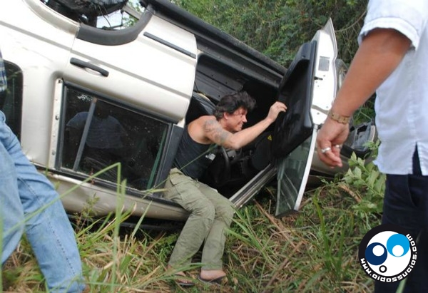 El cantante de Caifanes se voltea con su camioneta