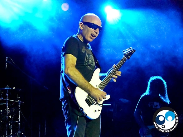 Satriani, Petrucci y Morse: 18 cuerdas que electrizaron la noche caraqueña