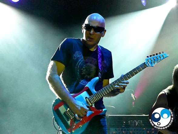 Satriani, Petrucci y Morse: 18 cuerdas que electrizaron la noche caraqueña