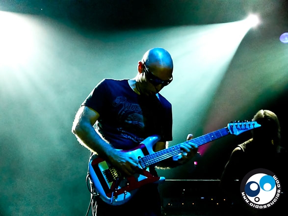 Satriani, Petrucci y Morse: 18 cuerdas que electrizaron la noche caraqueña